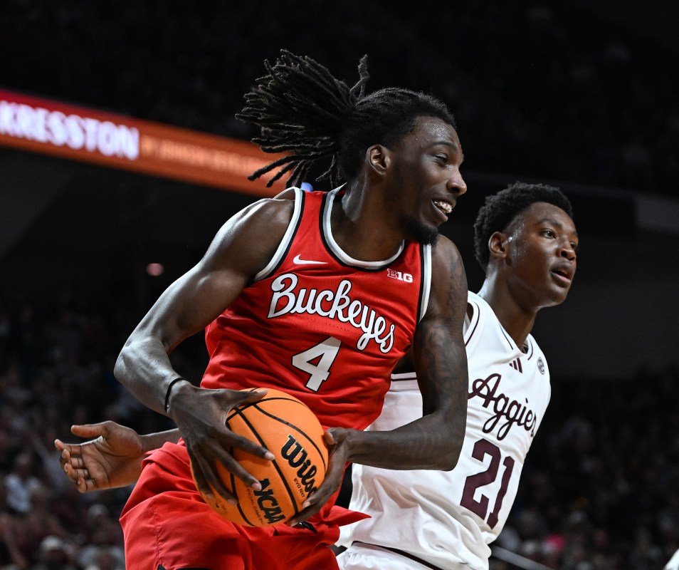 Aaron Bradshaw with the basketball against Texas A&M