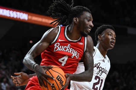 Aaron Bradshaw with the basketball against Texas A&M