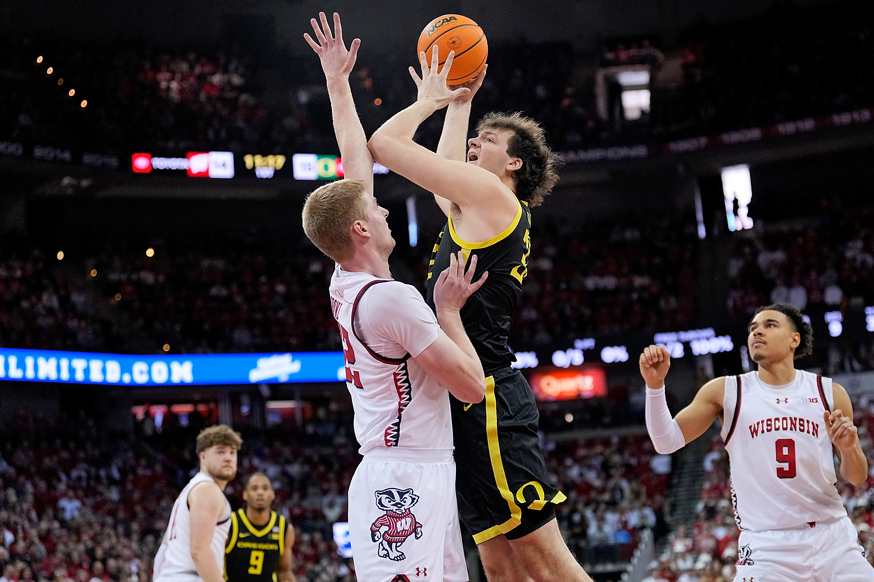 Nate Bittle had 23 points in Oregon's big win over Wisconsin.