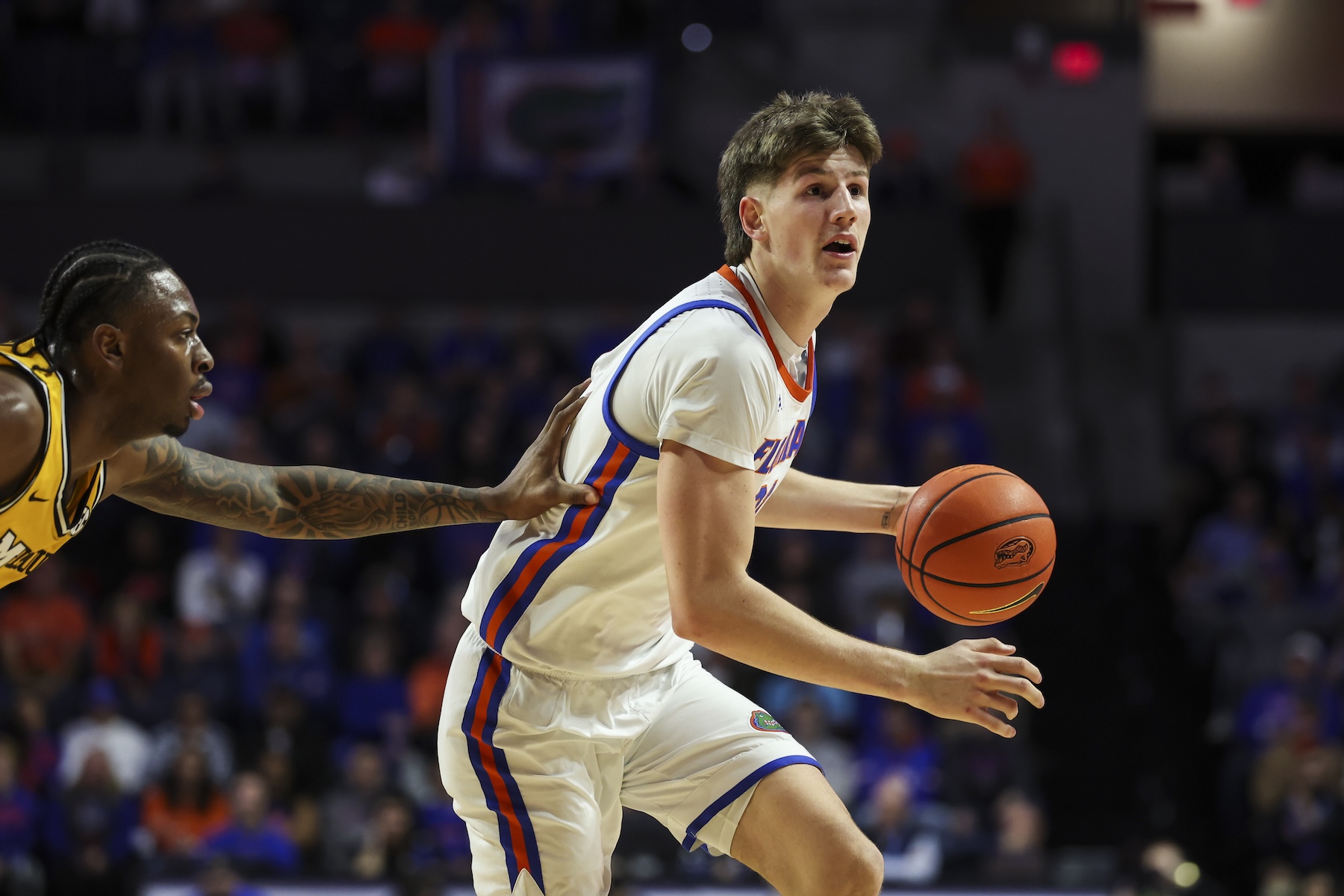  Alex Condon #21 of the Florida Gators dribbles the ball