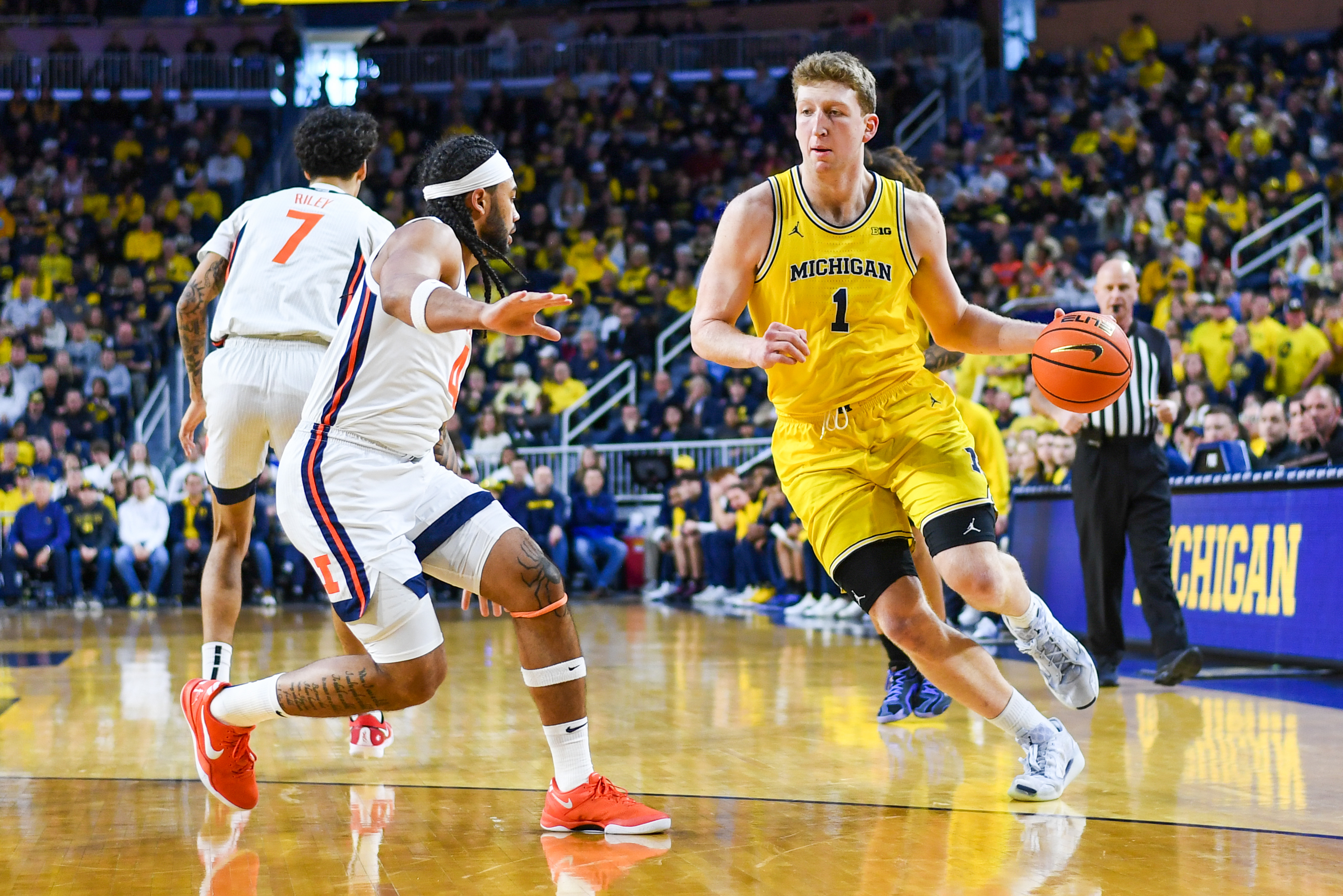 Center Danny Wolf jogs around defenders during Michigan's March 2nd match against the Fighting Illini