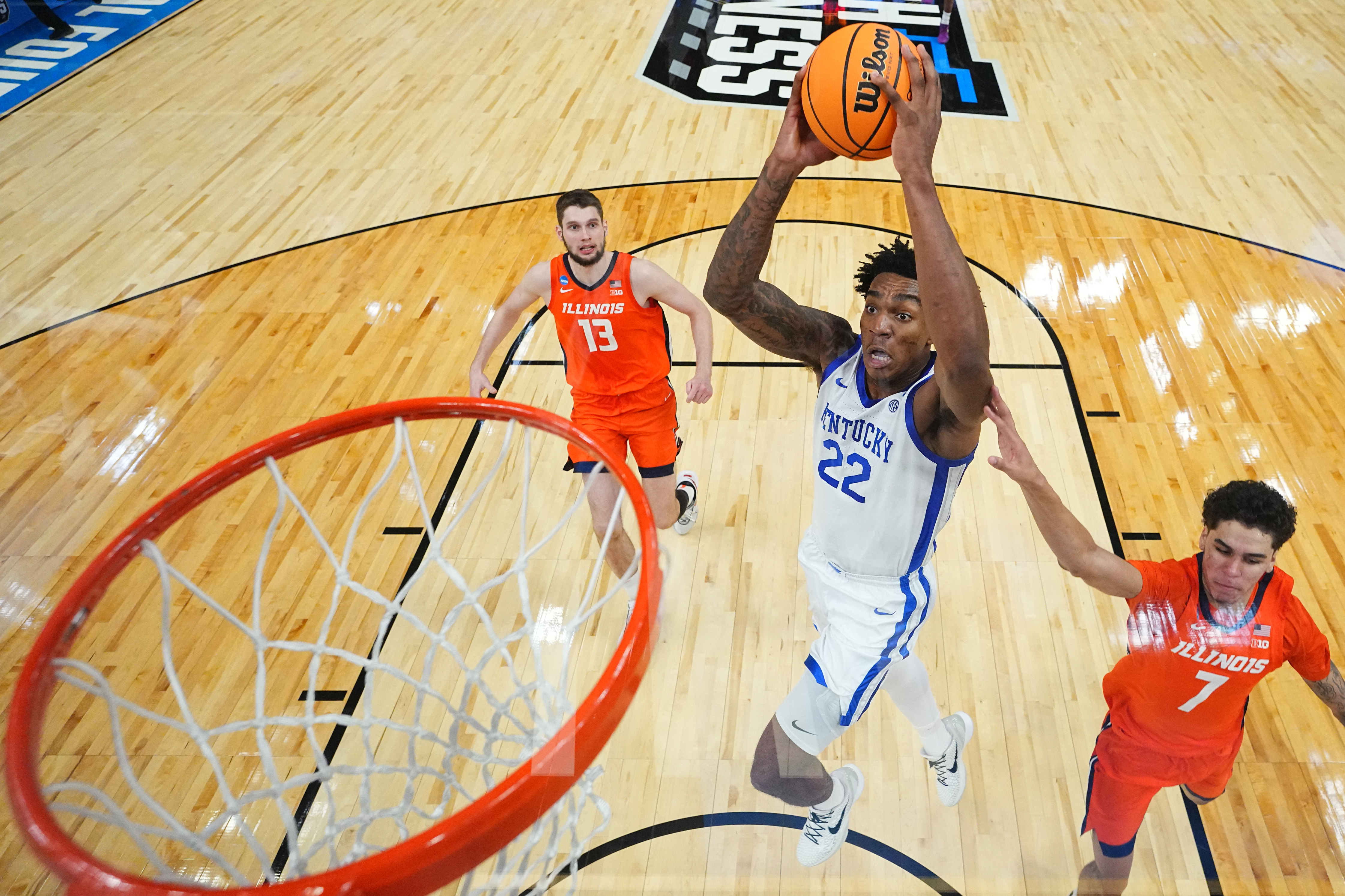 Amari Williams #22 of the Kentucky Wildcats dunks against the Illinois Fighting Illini during the second round of the 2025 NCAA Men's Basketball Tournament held at Fiserv Forum on March 23, 2025 in Milwaukee, Wisconsin.