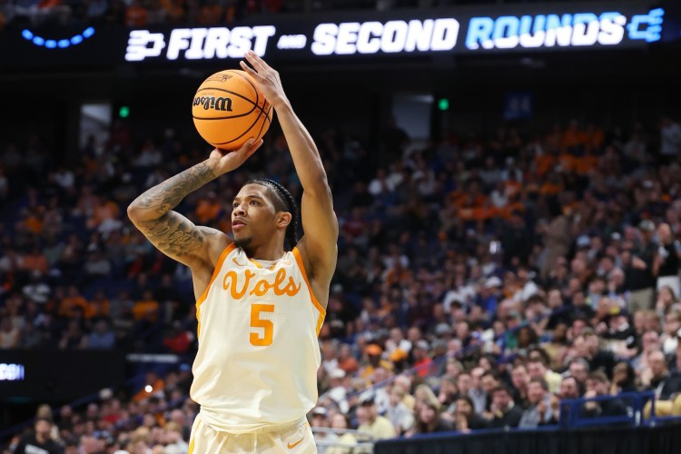 Zakai Zeigler #5 of the Tennessee Volunteers attempts a shot