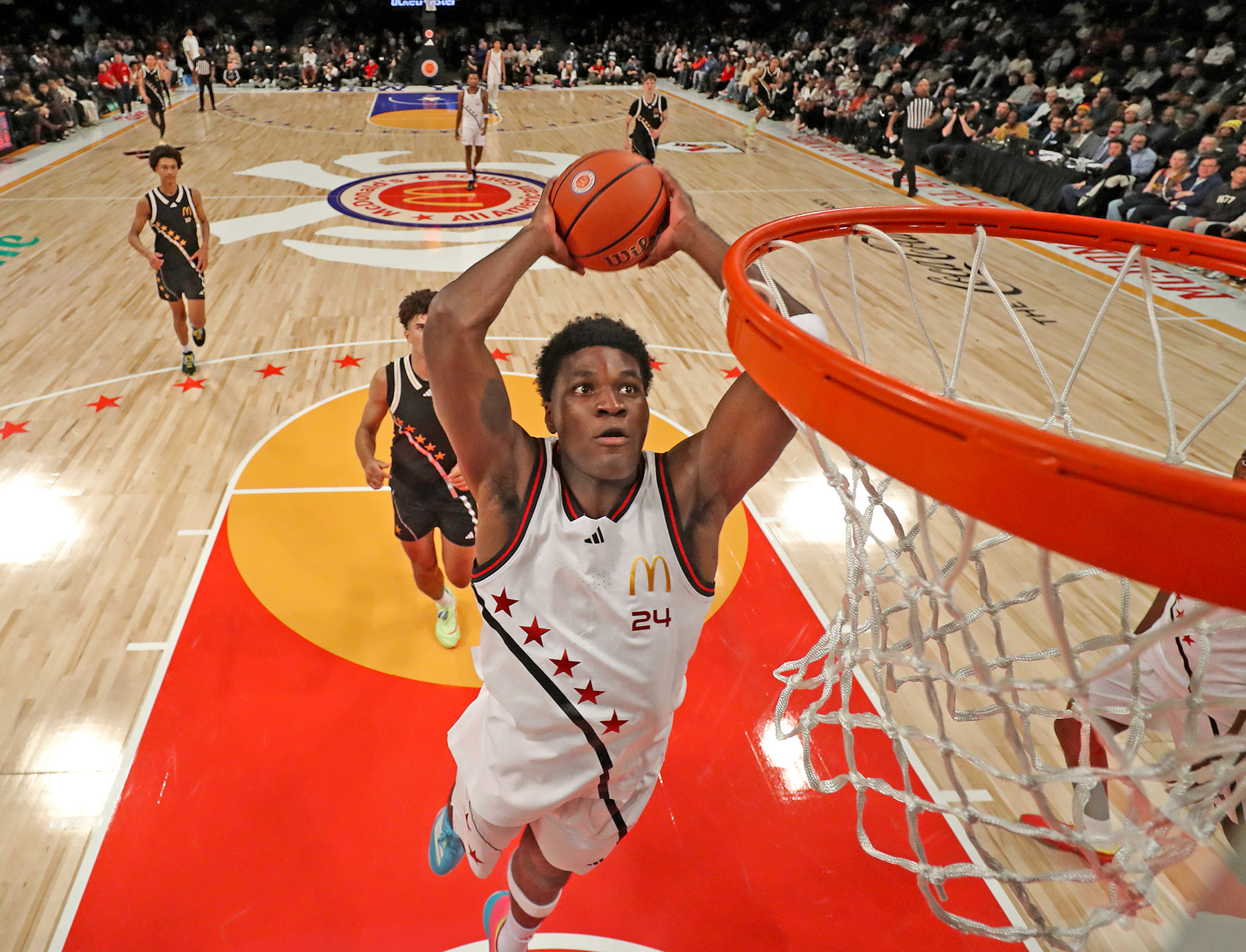 Tounde Yessoufou elevates for a dunk