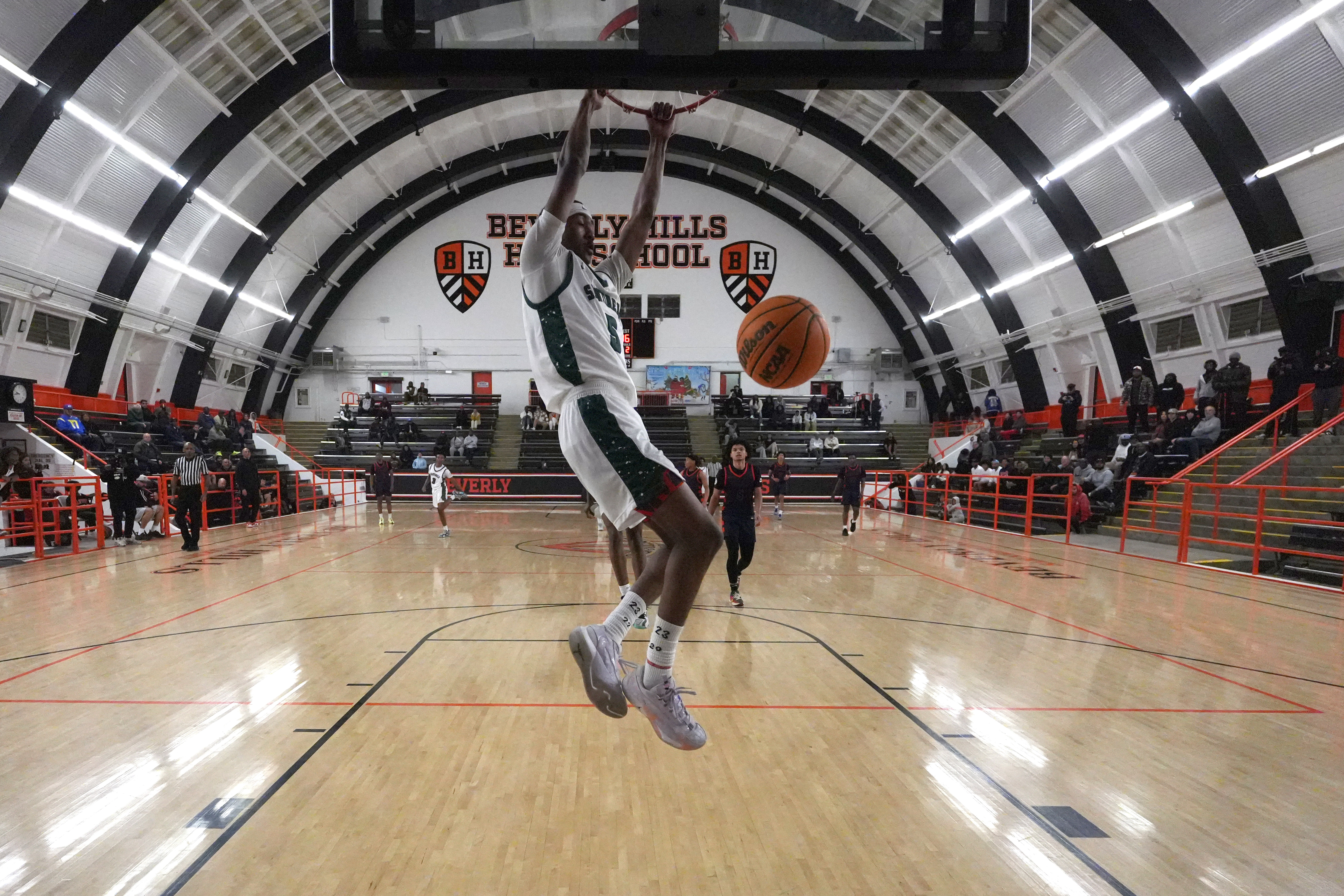 Jason Crowe Jr. dunks the ball against Eastvale Roosevelt during the Beverly Hills Invitational basketball tournament