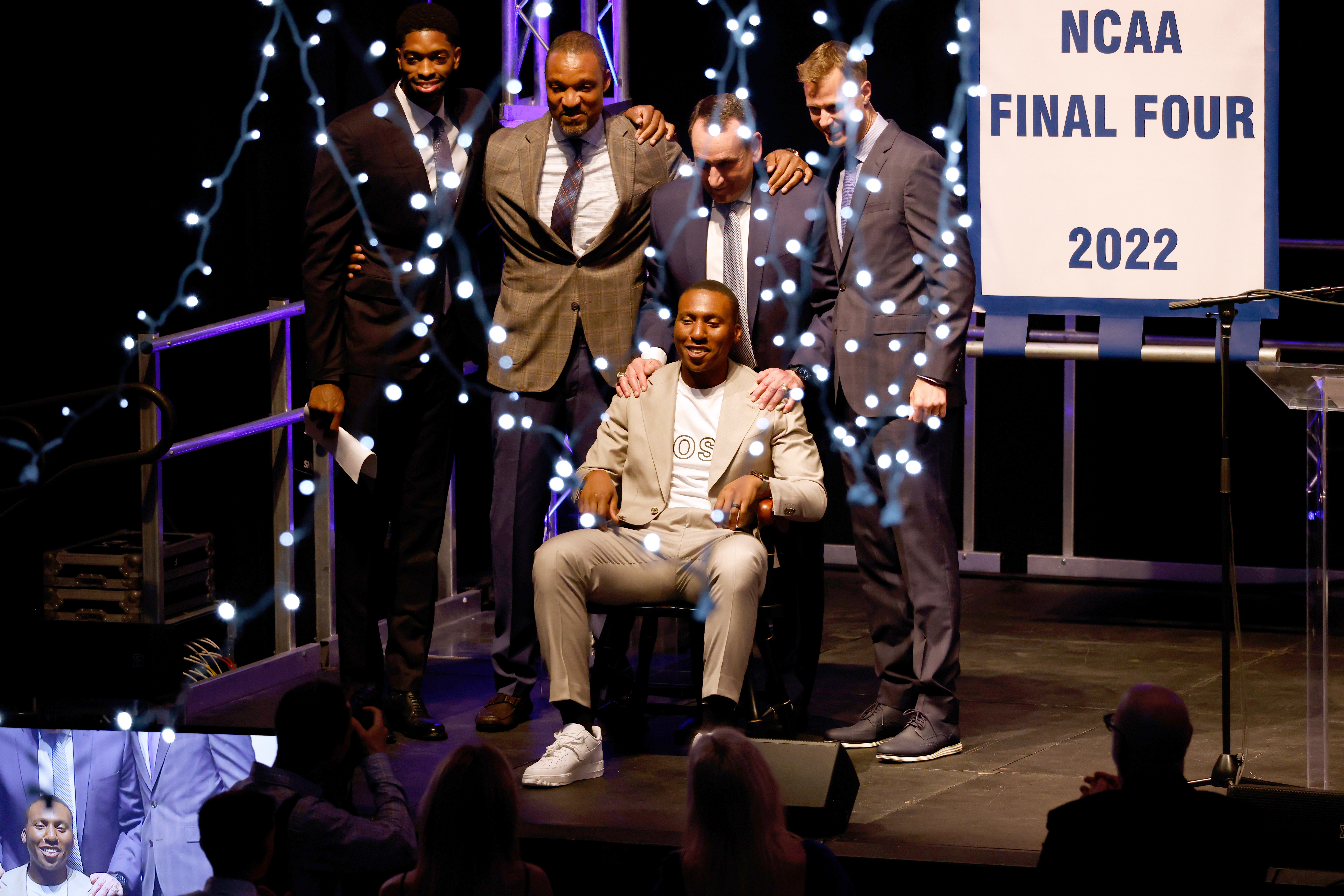 Smith takes centerstage at the 2022 Duke Basketball banquet, flanked by Amile Jefferson, Chris Carrawell, Coach K, and Jon Scheyer (left to right)
