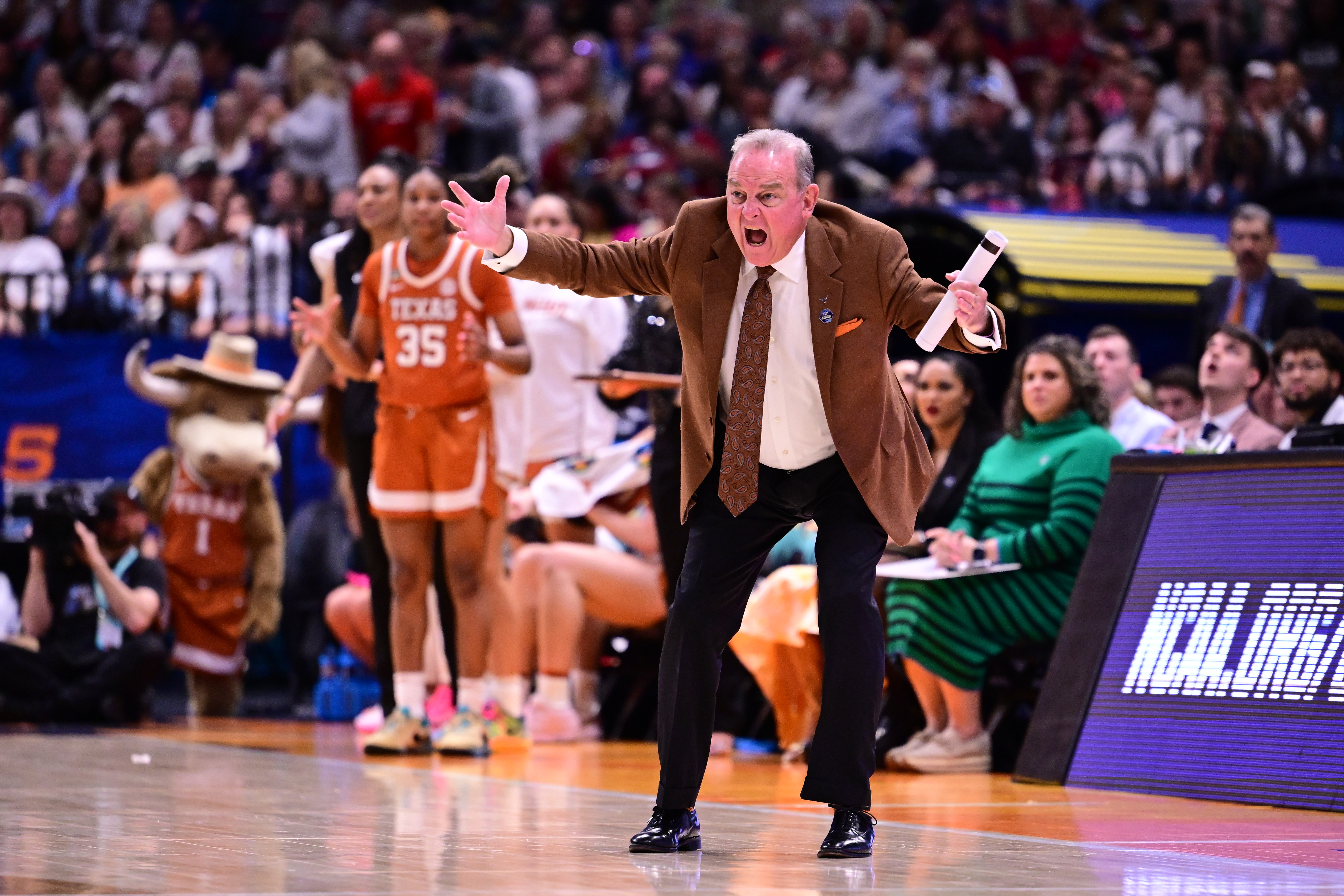 Vic Schaefer's Longhorns excelled last season but suffered from inconsistency behind the arc