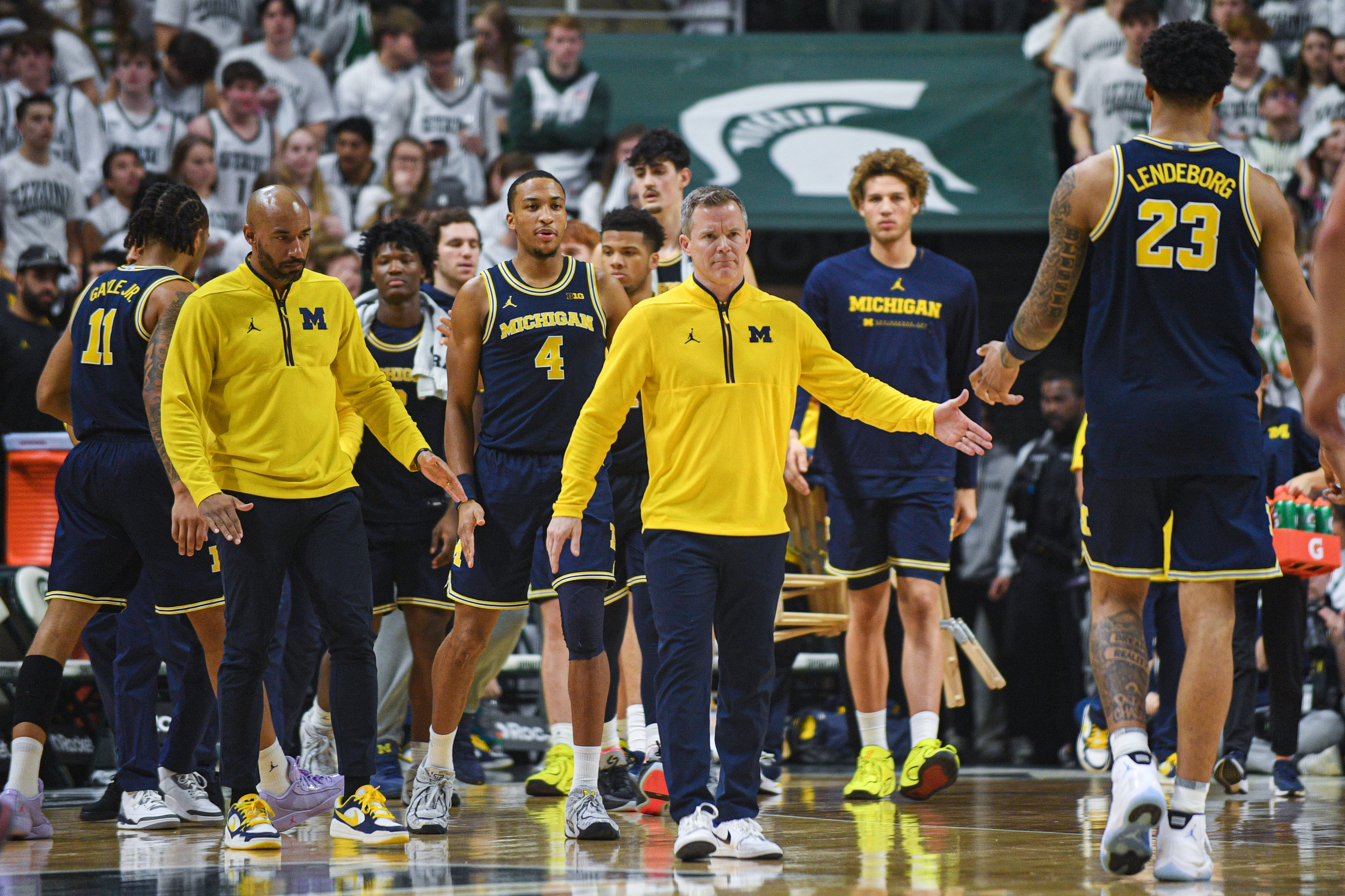 Michigan coach Dusty May on the sidelines with his team