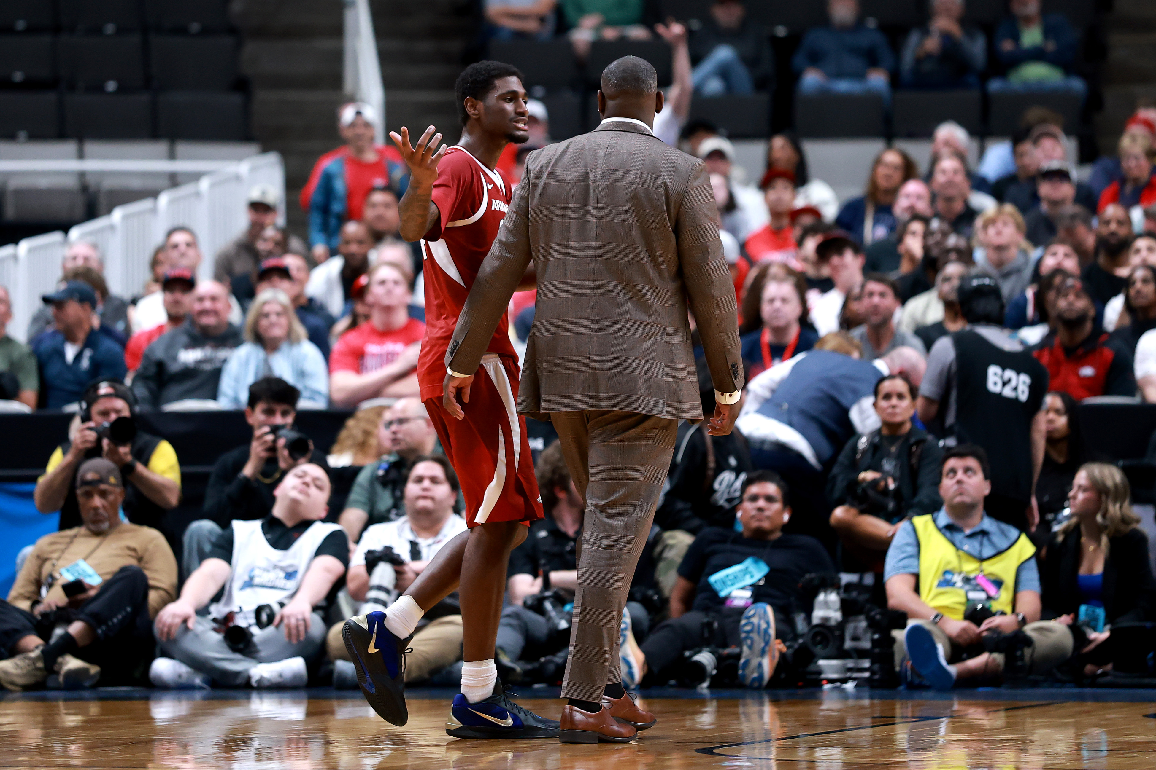 John Calipari escorts Arkansas guard Billy Richmond off the court