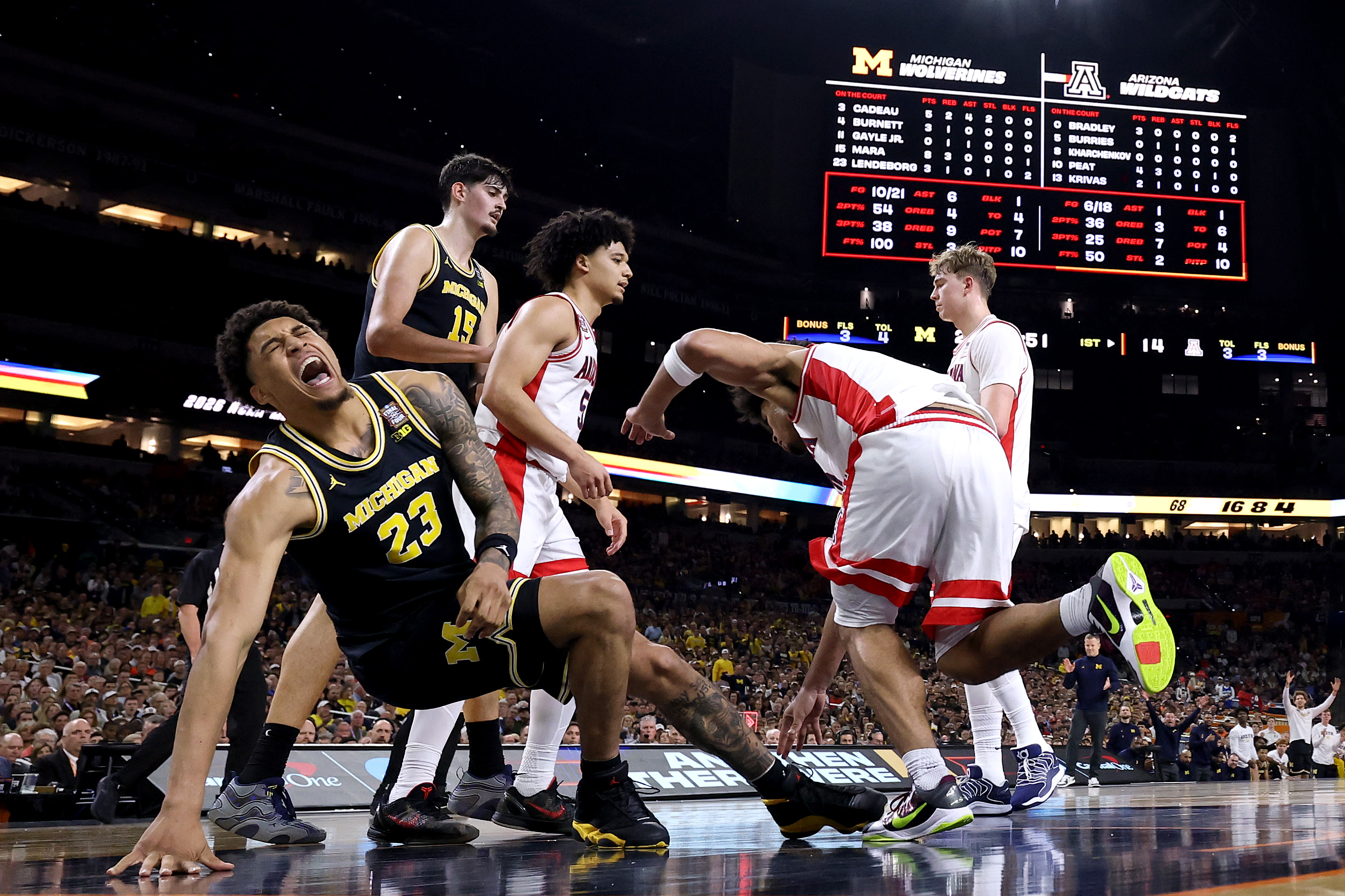 Michigan basketball player Yaxel Lendeborg suffers an injury versus Arizona in the Final Four