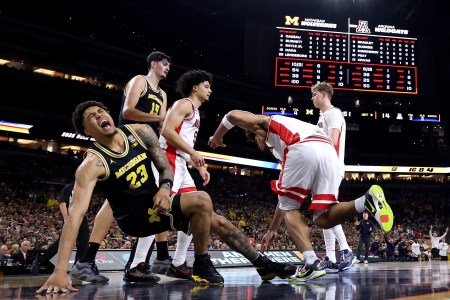 Michigan basketball player Yaxel Lendeborg suffers an injury versus Arizona in the Final Four