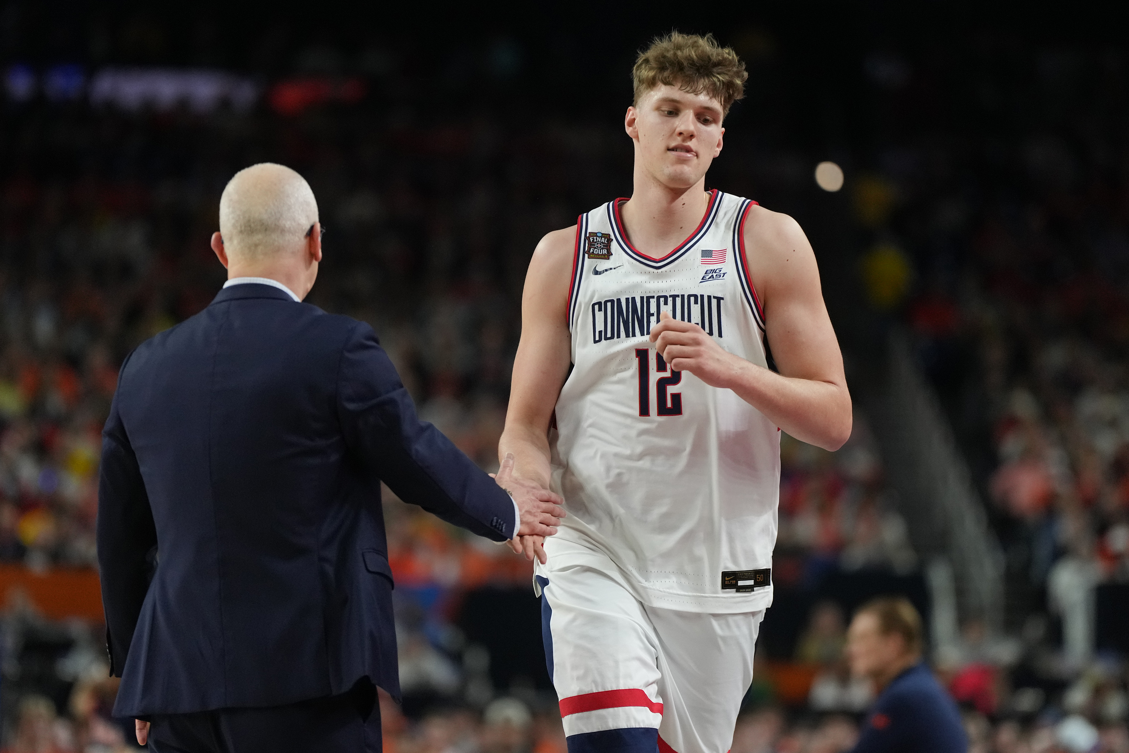 Η απόφαση του κέντρου Eric Reibe να αλλάξει τις ακτές από το UConn στο USC τοποθετεί τους Trojans στο Top 25