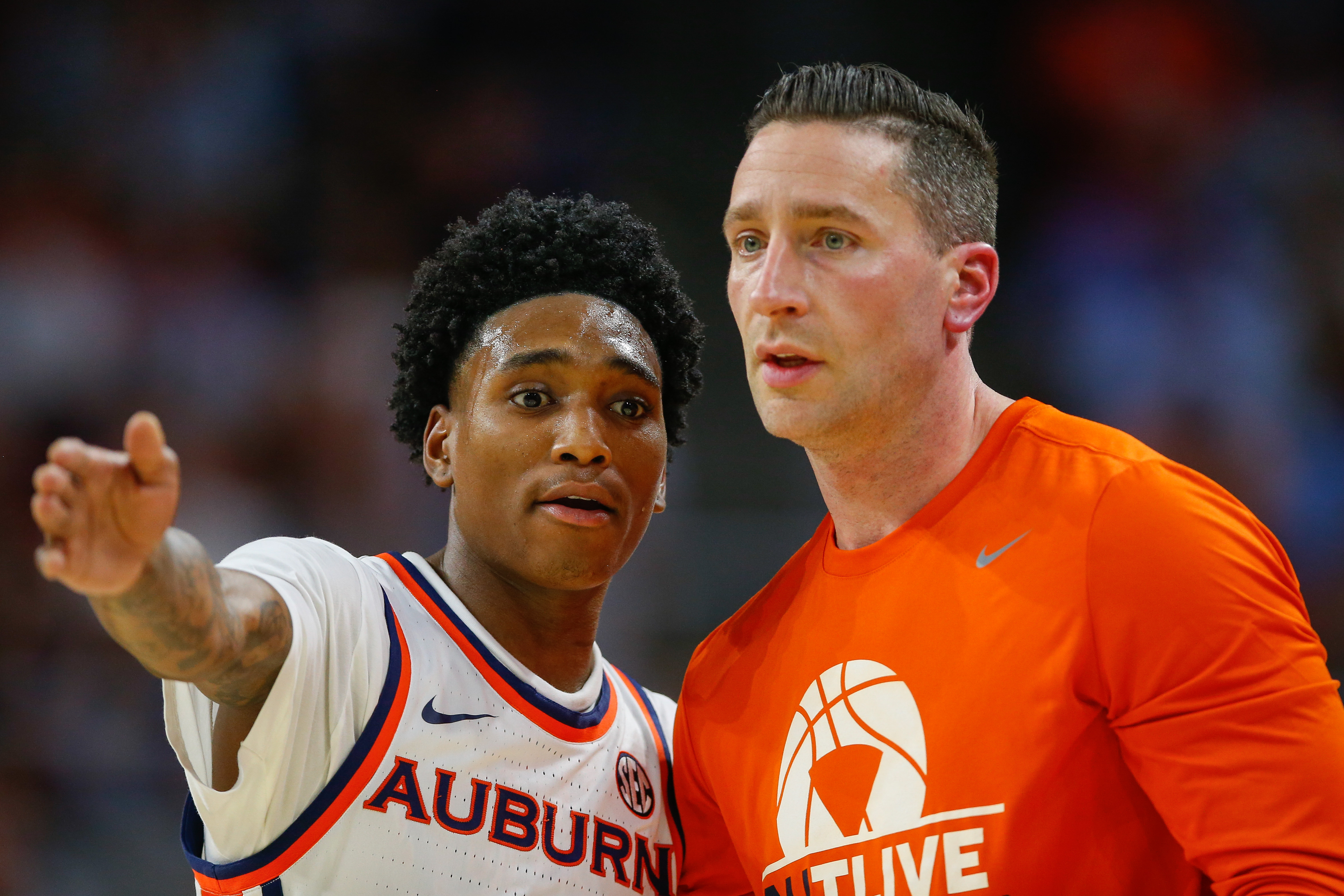 Pearl speaking with point guard Tahaad Pettiford, who decided to return to Auburn for the 2026-27 season