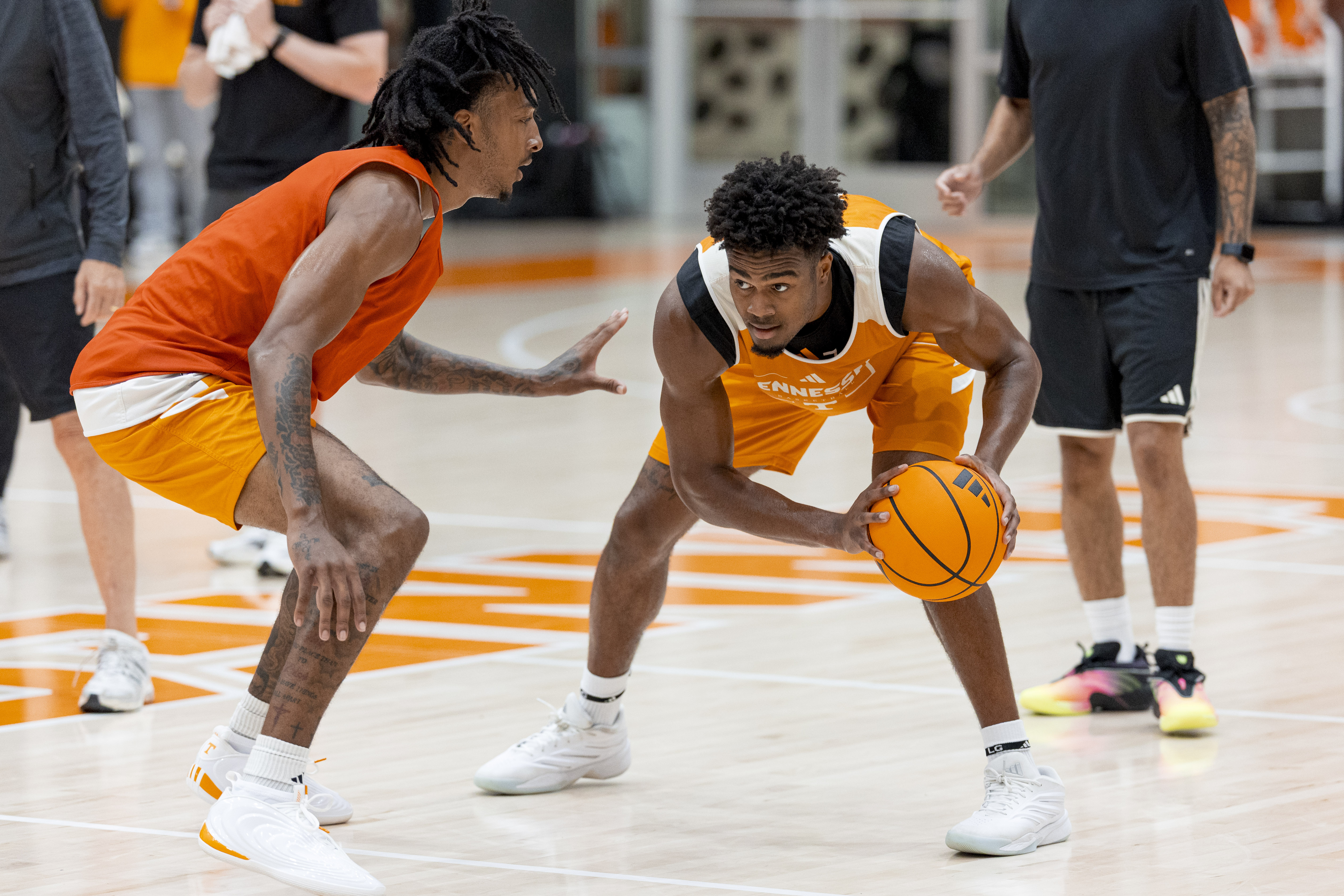 Jalen Haralson holds the ball while being guarded by Juke Harris at a Tennessee basketball practice