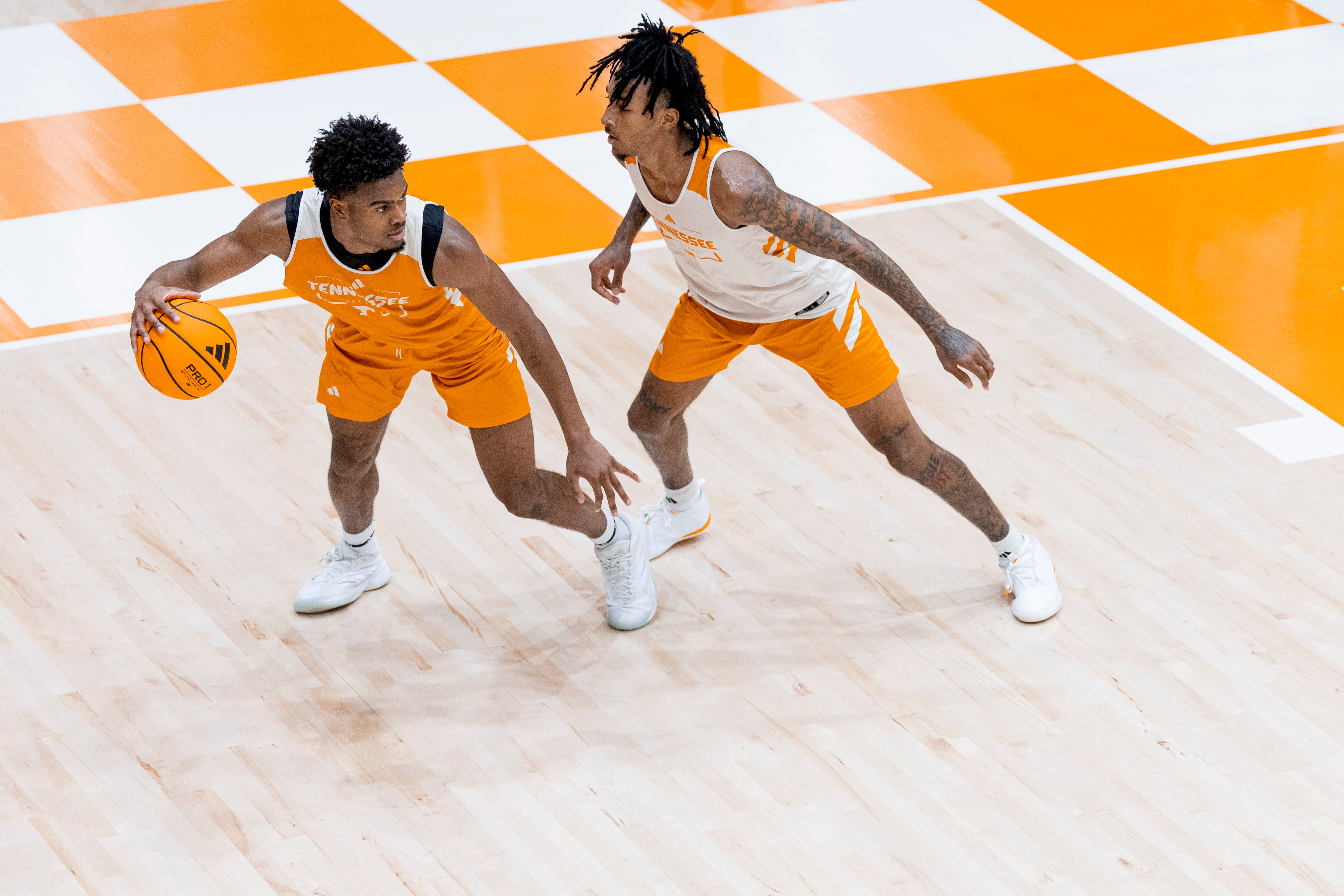 Jalen Haralson dribbles the ball at a Tennessee basketball practice while being guarded by teammate Juke Harris