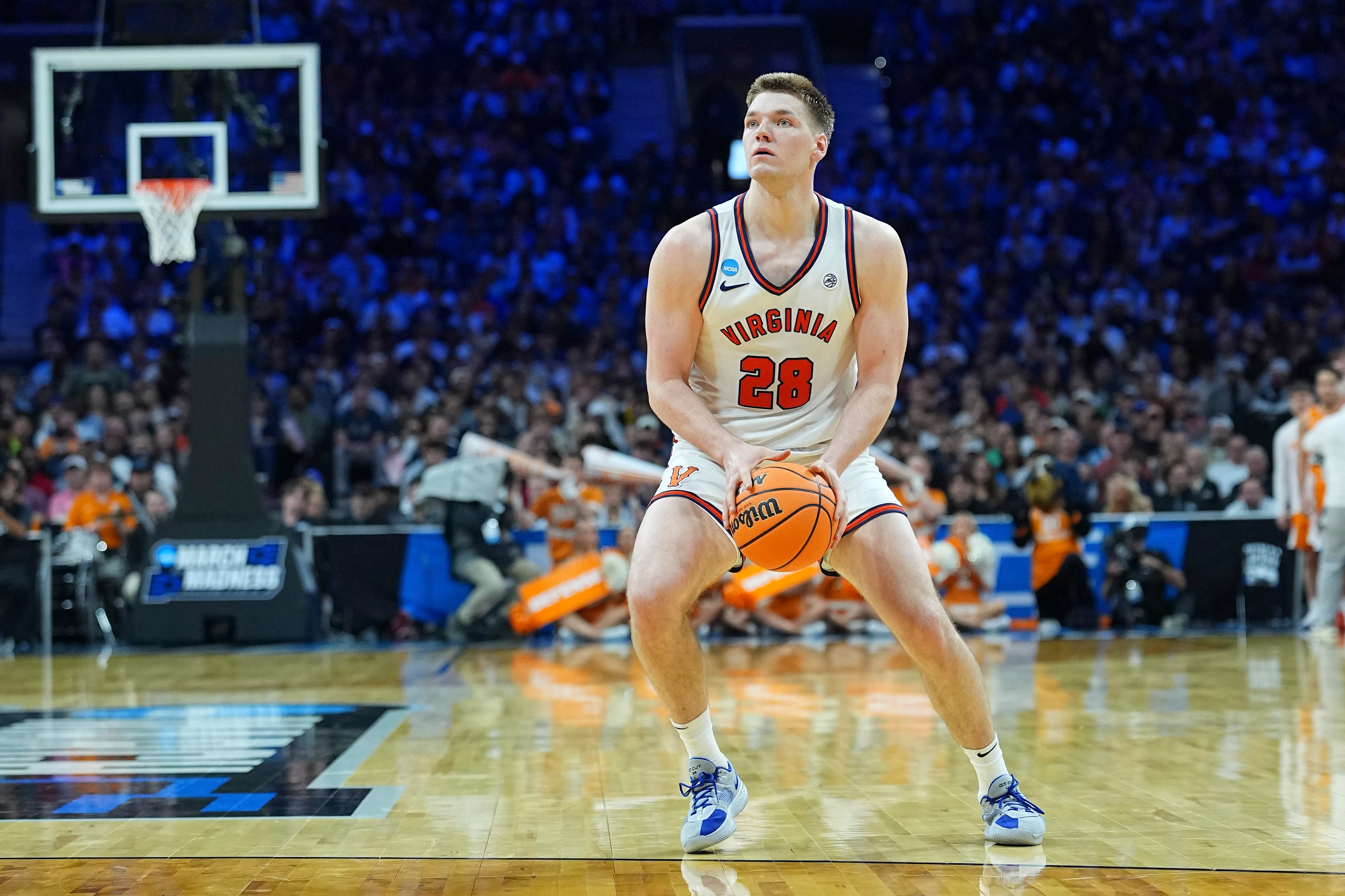 Virginia forward Thijs De Ridder gets set to take a jump shot