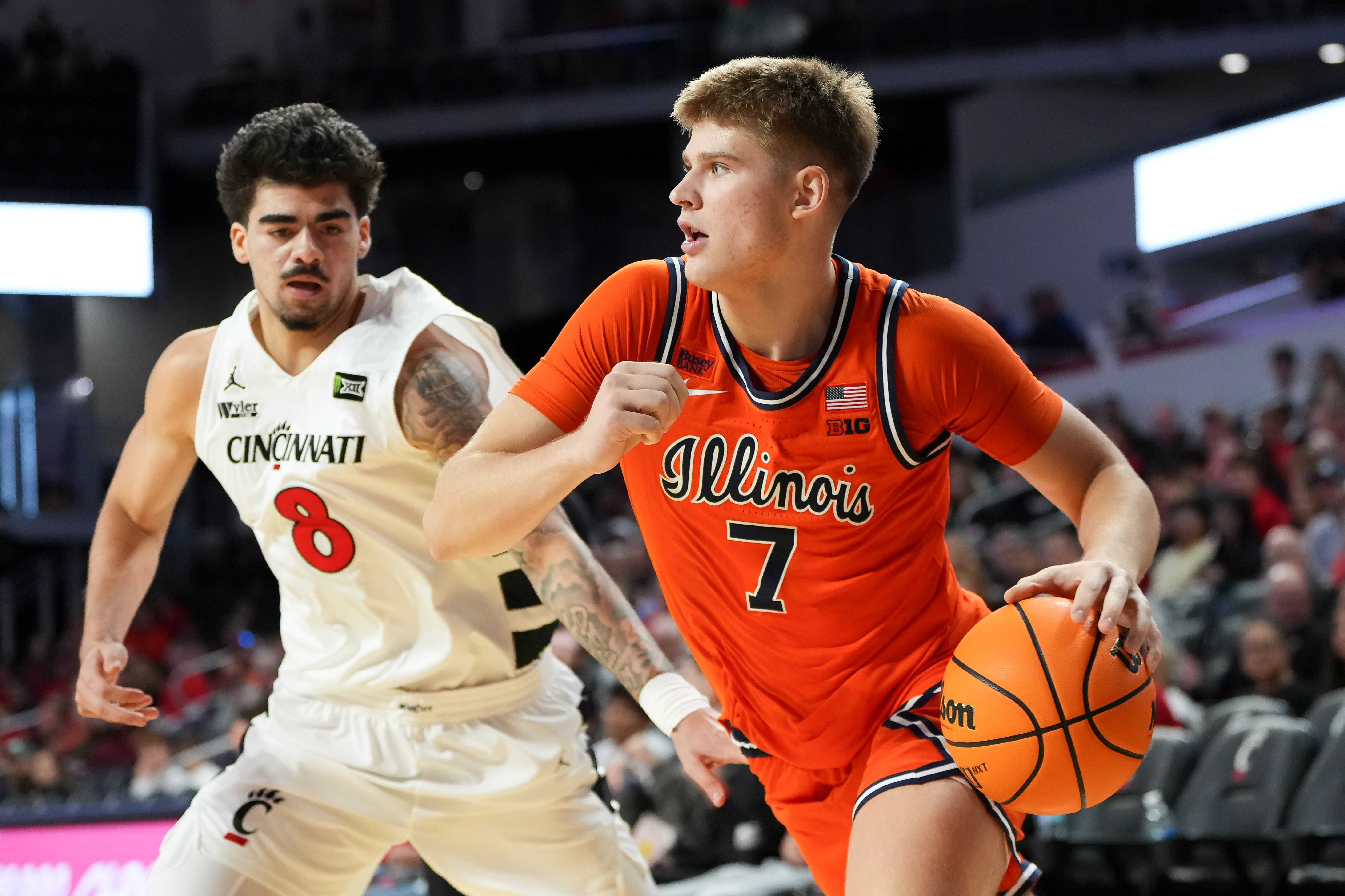 Illinois guard Stefan Vaaks tries to dribble past a Cincinnati defender