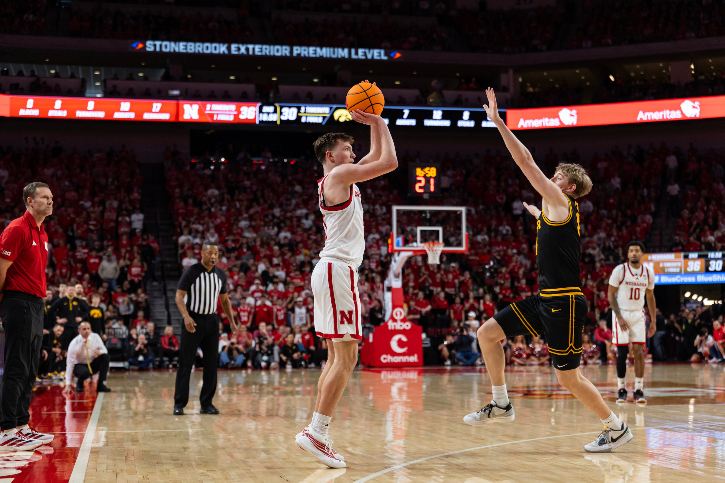 Pryce Sandfort shoots a jump shot over an Iowa defender during the NCAA Tournament