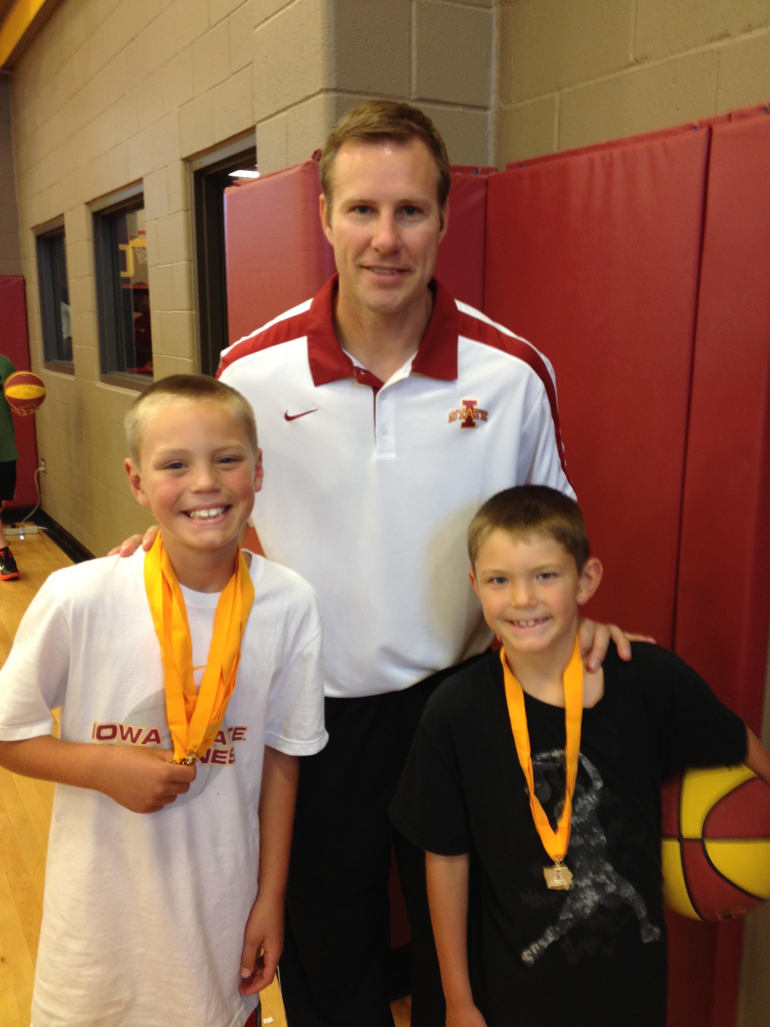Payton and Pryce Sandfort pose with Fred Hoiberg at an Iowa State youth basketball camp